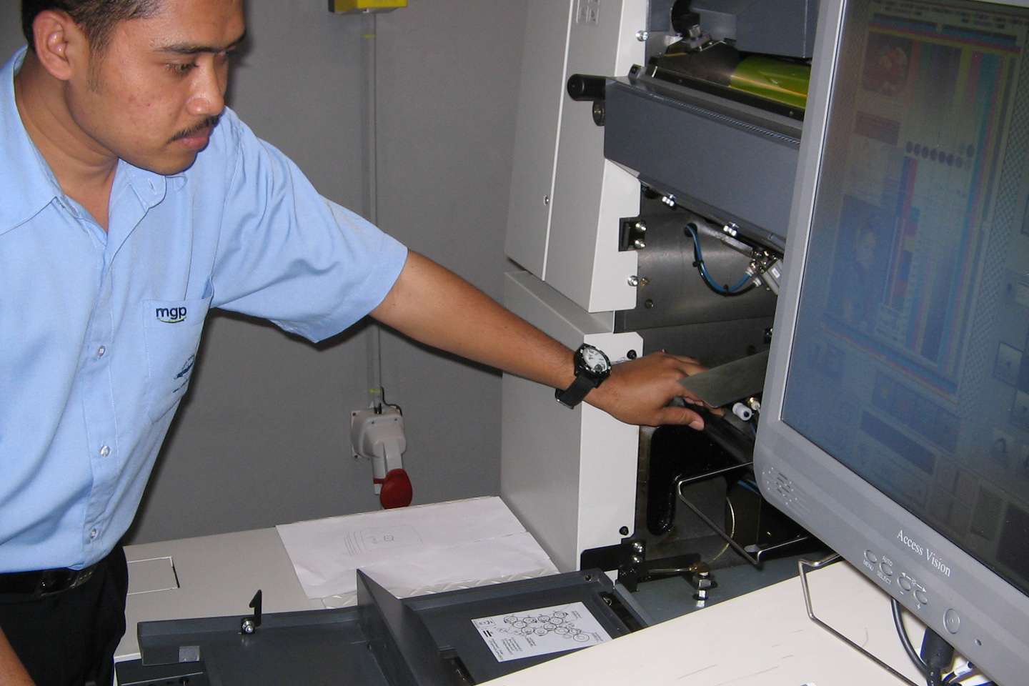 Pendampingan langsung pada mesin digital offset pertama di Indonesia